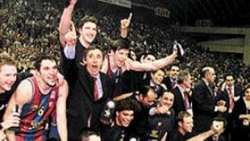 <b>EUFORIA.</b> Pesic y sus jugadores celebran el título barcelonista, en un Sant Jordi abarrotado por casi 17.000 espectadores.