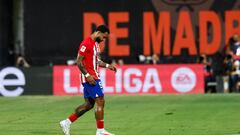 El delantero del Atlético de Madrid Memphis Depay se retira lesionado durante el partido de la tercera jornada de LaLiga que Rayo Vallecano y Atlético de Madrid disputan hoy lunes en el estadio de Vallecas, en Madrid.