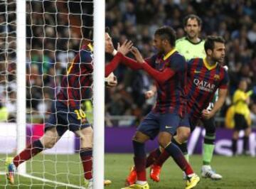 2-2. Messi celebra el gol del empate con Neymar.
