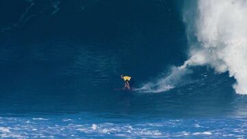 El surfista hawaiano John John Florence surfeando una ola gigante en Waimea Bay (Haw&aacute;i), el 22 de enero del 2023. 