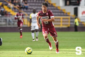 Con 35 años de edad es el hombre de experiencia del Saprissa, club con el que en 2005 levantó el trofeo de Concacaf tras vencer a los Pumas en Ciudad Universitaria.