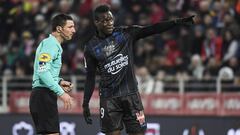 Nice&#039;s Italian forward Mario Balotelli (R) talks with French referee Nicolas Rainville (L) during the French L1 football match between Dijon (DFCO)  and Nice (OGCN) on February 10, 2018, at the Gaston Gerard Stadium in Dijon