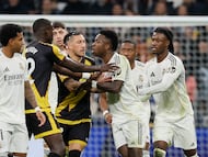 Vinícius, Ratiu y Mendy, en un rifirrafe.