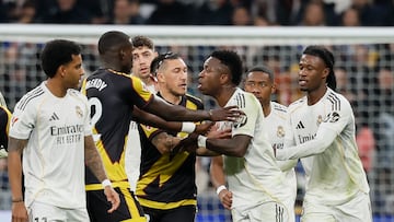 Vinícius, Ratiu y Mendy, en un rifirrafe.