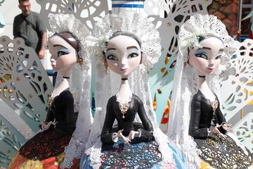 Las fallas visten las calles de Alicante.