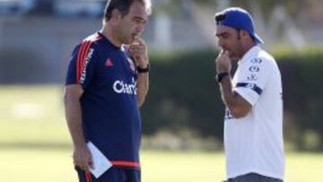 Pablo Guede (derecha) junto al técnico de la U, Martín Lasarte, en el amistoso jugado el martes en el CDA.