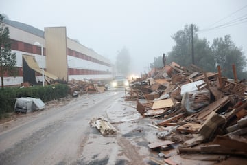 Objetos dañados de una fábrica de muebles afectada por las lluvias torrenciales que provocaron inundaciones en La Alcudia, región de Valencia.