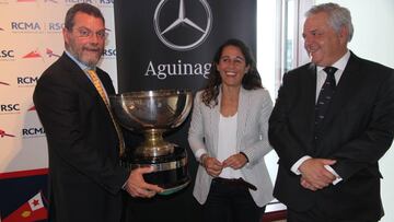 Directivos del Marítimo y una representante de Mercedes-Benz Aguinaga, en la presentación