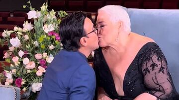 Adal Ramones y Lupita D’Alessio sorprenden besándose en los labios durante una entrevista