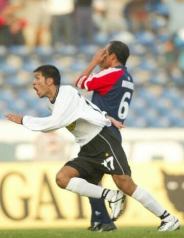 El 11-05-2002, Francisco Huaiquip&aacute;n es la figura de Colo Colo en su primer Supercl&aacute;sico. El volante anota dos goles en la victoria 3-0 sobre la U en el Nacional.