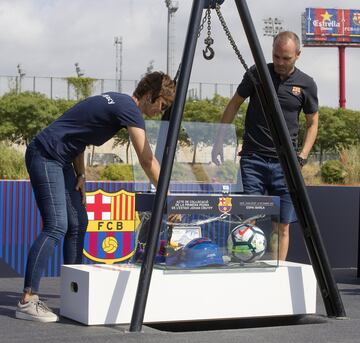 Andrés Iniesta y Susila Cruyff.