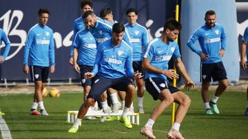 Entrenamiento del Málaga. En primera fila Miguel Torres con Adrián.