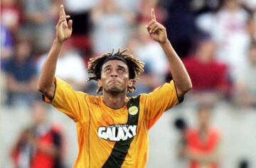 El guatemalteco jugó para LA Galaxy seis meses en 2005, disputó 25 partidos y fue campeón de la liga.