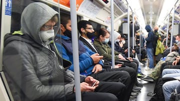 Pasajeros con mascarilla en el metro de Londres
06/10/2020