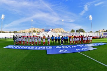 Los jugadores de Corea del Norte y de Qatar durante los himnos.