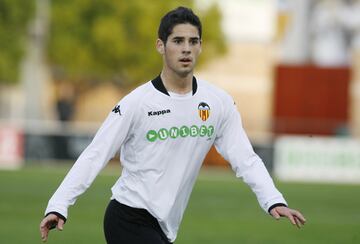 Llegó a las categorías inferiores del Valencia en 2006 con 14 años. En la imagen con el Valencia B en 2010.