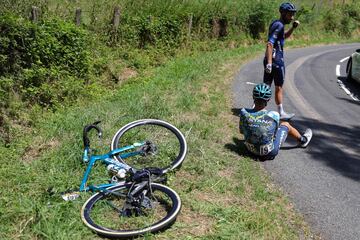 El corredor español del Astana, David De La Cruz recibe atención médica después de su caída en la 12ª etapa del Tour.