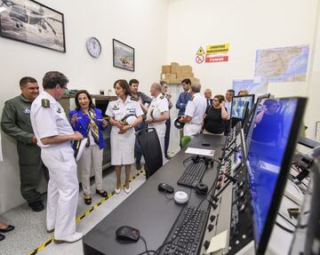 La Ministra de Defensa en funciones, Margarita Robles, ha visitado el Centro de Instrucci車n de Medicina Aeroespacial. Durante el recorrido, ha conocido la m芍quina clim芍tica donde los atletas espa?oles se est芍n entrenando para el Mundial de Atletismo de Do