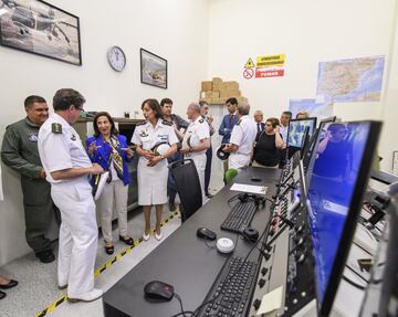 La Ministra de Defensa en funciones, Margarita Robles, ha visitado el Centro de Instrucción de Medicina Aeroespacial. Durante el recorrido, ha conocido la máquina climática donde los atletas españoles se están entrenando para el Mundial de Atletismo de Do