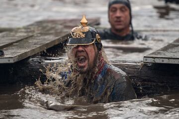 Tough Guy es una prueba extrema en la que los corredores deben superar todo tipo de obstáculos como brasas ardientes, piscinas de lodo, barrizales cubiertos de alambradas, muros y túneles claustrofóbicos.