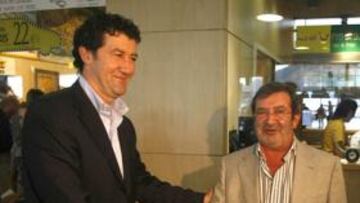 <b>RECIBIMIENTO. </b>El nuevo entrenador fue recibido en el aeropuerto por el director deportivo, Santiago Llorente.