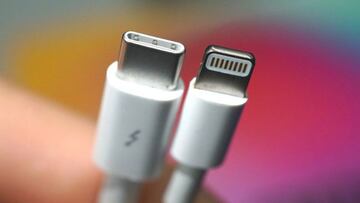 A la izquierda el cable USB C, a la derecha el Lightning de Apple