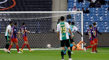 1-1. Nabil Fekir empata el partido con un disparo raso dentro del área que bate a Marc-André ter Stegen.