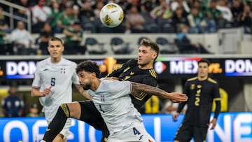 INGLEWOOD, CALIFORNIA - JUNE 14: Santiago Gimenez #11 of Mexico battles Edgar Pujol #4 of Dominican Republic for the ball during the first half of the Gold Cup match at SoFi Stadium on June 14, 2025 in Inglewood, California. Mexico won 3-2. Shaun Clark/Getty Images/AFP (Photo by GETTY IMAGES / GETTY IMAGES NORTH AMERICA / Getty Images via AFP)