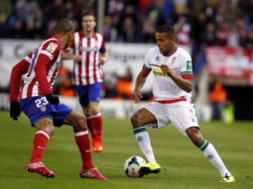El delantero marroquí del Granada CF Youssef El-Arabi intenta superar la defensa del brasileño Joao Miranda, del Atlético de Madrid, durante el partido de la trigésima jornada de Liga que se disputa esta noche en el estadio Vicente Calderón.