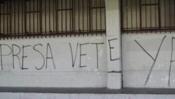 <b>Pintadas en Vallecas por los días del club.</b> La afición del Rayo sigue en pie de guerra porque los abonados rayistas pagarán en el partido contra el Real Madrid del próximo domingo y no han recibido por escrito el compromiso de que esa cantidad será descontada el próximo curso del abono. Además de los piquetes informativos de componentes de la Plataforma ADRV en las taquillas del estadio de Vallecas, las paredes del recinto amanecieron con pintadas contra esta medida y pidiendo la salida del Rayo de Raúl Martín Presa, presidente y máximo accionista del club.
