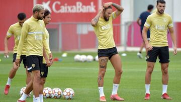 Gudelj, en el centro, durante un entrenamiento.