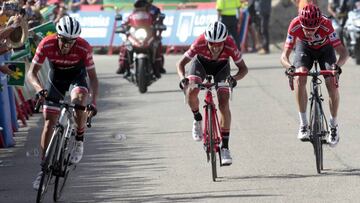 Alberto Contador ataca ante Chris Froome en la subida al Xorret de Cat&iacute; en la Vuelta a Espa&ntilde;a 2017.