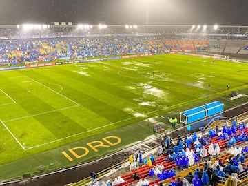 Las fuertes lluvias obligaron a que el partido entre Millonarios y Peñarol se suspendiera por varios minutos.