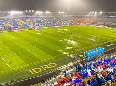 Las fuertes lluvias obligaron a que el partido entre Millonarios y Peñarol se suspendiera por varios minutos.