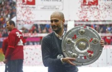 El Bayern homenajea a Guardiola tras ganar la Bundesliga