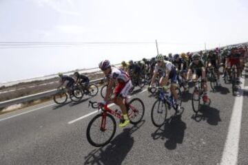 El pelotón durante la novena etapa de la Vuelta Ciclista a España, con salida en Torrevieja y llegada a la Cumbre del Sol.