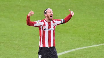 Muniain canta bajo la lluvia