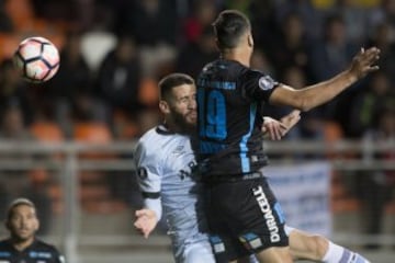 Futbol, Deportes Iquique vs Gremio,
Copa Libertadores 2017.
El jugador de Deportes Iquique Diego Bielkiewicz, disputa  el balon contra Leo Moura de Gremio durante el partido de Copa Libertadores disputado en el estadio Zorros del desierto Calama, Chile.
03/05/2017
Cristian Rudolffi/Photosport******

Football, Deportes Iquique vs Gremio,
Copa Libertadores Championship 2017.
Deportes Iquique's player Diego Bielkiewicz, battles the ball against Leo Moura of Gremio during the match of the  Copa Libertadores Championship at Zorros del desierto stadium Calama, Chile.

03/05/2017
Cristian Rudolffi/Photosport