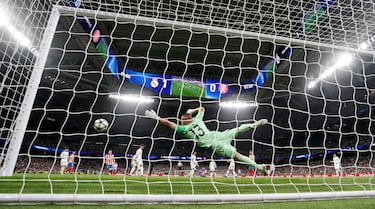 1-1. Lemar, desde el borde del área, dispara con la izquierda y el balón pasa por debajo de las piernas de Camavinga. El esférico supera a Lunin y entra en la portería blanca ajustado al palo