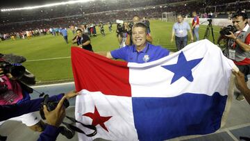 PA23. CIUDAD DE PANAMÁ (PANAMÁ), 10/10/2017.- El entrenador de la selección panameña de fútbol, el colombiano Hernán Dario Gómez, celebra la victoria de su equipo hoy, martes 10 de octubre de 2017, durante un partido correspondiente a las eliminatorias de la Concacaf al Mundial de Rusia de 2018 disputado entre Panamá y Costa Rica, en Ciudad de Panamá (Panamá). Panamá consiguió clasificar por primera vez a un mundial de mayores de la FIFA tras derrotar 2-1 a la también clasificada Costa Rica. EFE/Alejandro Bolívar