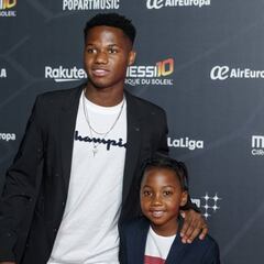 Ansu Fati y Pinto, protagonistas de la alfombra roja de 'Messi 10'