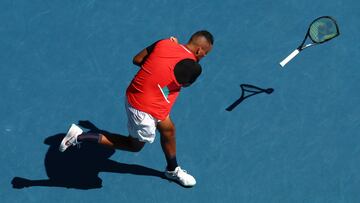 Nick Kyrgios estampa su raqueta contra el suelo tras perder un punto durante su partido junto a Thanasi Kokkinakis ante Marcel Granollers y Horacio Zeballos en las semifinales de dobles masculino del Open de Australia 2022.