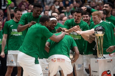 Los jugadores del Unicaja felicitan a Tyson Carter por su MVP de la final. 

  