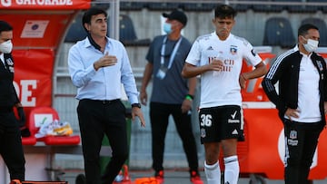 Futbol, Colo Colo vs Universidad de Concepcion.
Partido por el decenso, campeonato Nacional 2020.
El entrenador de Colo Colo Gustavo Quinteros es fotografiado durante el partido que define el decenso a la primera B contra Universidad de Concepcion disputado en el estadio Fiscal de Talca, Chile.
17/02/2021
Andres Pina/Photosport
Football, Colo Colo vs Universidad de Concepcion.
2020 National Championship.
Colo Colo's coach Gustavo Quinteros is pictured during the permanence in first division definition match against Universidad de Concepcion held at the Fiscal stadium in Talca, Chile.
17/02/2021
Andres Pina/Photosport