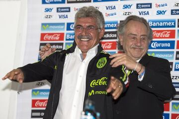 El 24 de agosto de 2015, Ricardo Ferretti fue presentado como técnico interino de la Selección Mexicana por los siguientes tres partidos a esa fecha, donde destacaba el juego ante Estados Unidos por la Concacaf Cup, que daba el pase a la Copa Confederaciones 2017. Aquí con Decio de María, entonces presidente de la FMF.