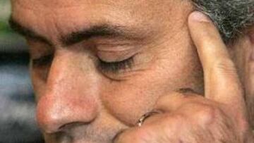 <b>ENSEÑANZAS. </b>Sigue el enfrentamiento entre el entrenador del Chelsea, José Mourinho y Johan Cruyff.