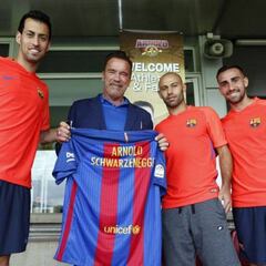 Arnold Schwarzenegger visita a la primera plantilla del Barça