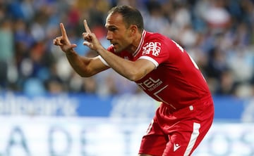El lateral del equipo cartagenero hizo un buen partido hasta el punto de ser uno de los goleadores del equipo. A pesar de la situaci¨®n del equipo se le ve con ganas de demostrar su calidad.