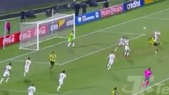 Al minuto 97 anota este golazo, desde ya candidato al Puskás