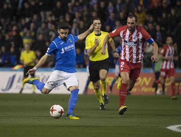 Javi López ante Godín.
 
